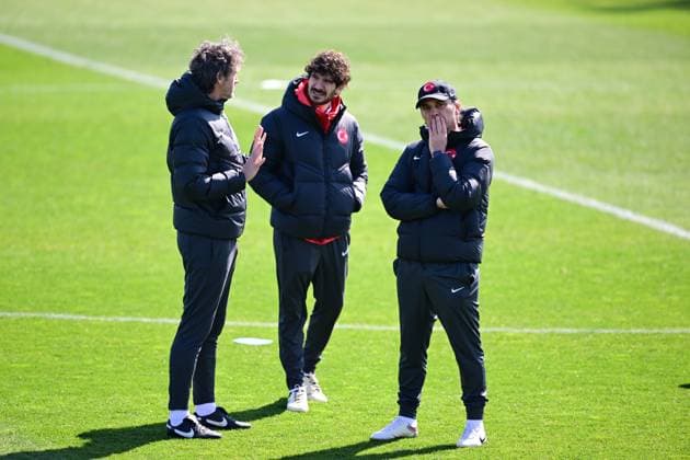 Turkish national football team prepares for UEFA play-off second leg against Hungary??????? ISTANBUL, TURKIYE - MARCH 22: Head coach of Turkiye s national football team Vincenzo Montella (R) leads a training session at the TFF Hasan Dogan National Teams Camp and Training Facilities ahead of the UEFA Nations League play-off second leg against Hungary in Istanbul, Turkiye on March 22, 2025. Istanbul Turkey. Editorial use only. Please get in touch for any other usage.  Copyright: x2025xAnadoluxAbdülhamidxHoÅübaÅüx