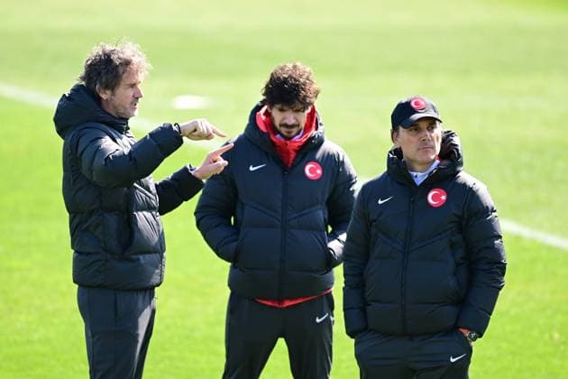 Turkish national football team prepares for UEFA play-off second leg against Hungary??????? ISTANBUL, TURKIYE - MARCH 22: Head coach of Turkiye s national football team Vincenzo Montella (R) leads a training session at the TFF Hasan Dogan National Teams Camp and Training Facilities ahead of the UEFA Nations League play-off second leg against Hungary in Istanbul, Turkiye on March 22, 2025. Istanbul Turkey. Editorial use only. Please get in touch for any other usage.  Copyright: x2025xAnadoluxAbdülhamidxHoÅübaÅüx