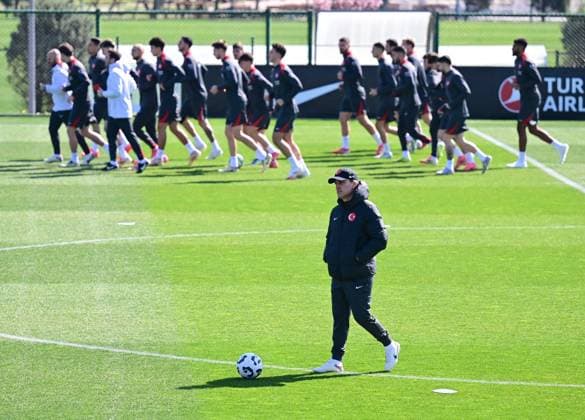 Turkish national football team prepares for UEFA play-off second leg against Hungary??????? ISTANBUL, TURKIYE - MARCH 22: Head coach of Turkiye s national football team Vincenzo Montella leads a training session at the TFF Hasan Dogan National Teams Camp and Training Facilities ahead of the UEFA Nations League play-off second leg against Hungary in Istanbul, Turkiye on March 22, 2025. Istanbul Turkey. Editorial use only. Please get in touch for any other usage.  Copyright: x2025xAnadoluxAbdülhamidxHoÅübaÅüx