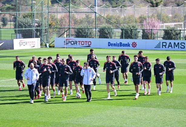 Turkish national football team prepares for UEFA play-off second leg against Hungary??????? ISTANBUL, TURKIYE - MARCH 22: Head coach of Turkiye s national football team Vincenzo Montella leads a training session at the TFF Hasan Dogan National Teams Camp and Training Facilities ahead of the UEFA Nations League play-off second leg against Hungary in Istanbul, Turkiye on March 22, 2025. Istanbul Turkey. Editorial use only. Please get in touch for any other usage.  Copyright: x2025xAnadoluxAbdülhamidxHoÅübaÅüx