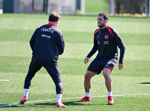 Turkish national football team prepares for UEFA play-off second leg against Hungary??????? ISTANBUL, TURKIYE - MARCH 22: Hakan Calhanoglu (R) of Turkiye s national football team attends a training session at the TFF Hasan Dogan National Teams Camp and Training Facilities ahead of the UEFA Nations League play-off second leg against Hungary in Istanbul, Turkiye on March 22, 2025. Istanbul Turkey. Editorial use only. Please get in touch for any other usage.  Copyright: x2025xAnadoluxAbdülhamidxHoÅübaÅüx