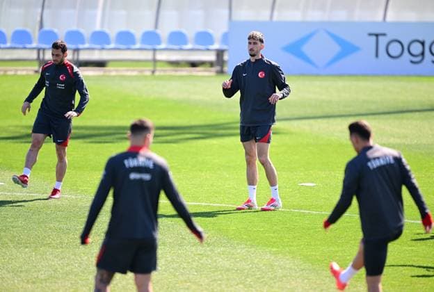 Turkish national football team prepares for UEFA play-off second leg against Hungary??????? ISTANBUL, TURKIYE - MARCH 22: Hakan Calhanoglu (L) of Turkiye s national football team attends a training session at the TFF Hasan Dogan National Teams Camp and Training Facilities ahead of the UEFA Nations League play-off second leg against Hungary in Istanbul, Turkiye on March 22, 2025. Istanbul Turkey. Editorial use only. Please get in touch for any other usage.  Copyright: x2025xAnadoluxAbdülhamidxHoÅübaÅüx