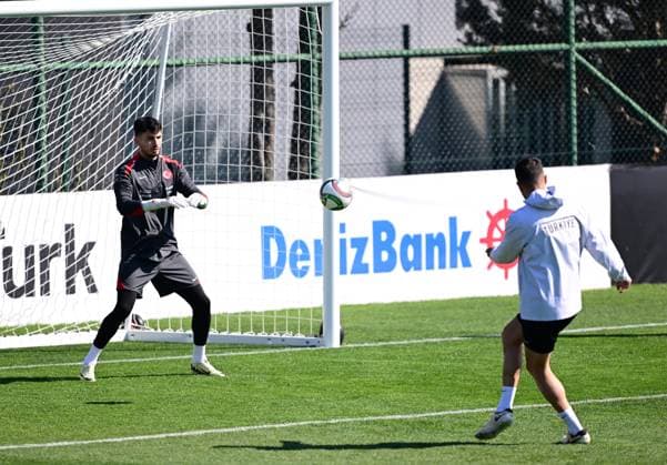 Turkish national football team prepares for UEFA play-off second leg against Hungary??????? ISTANBUL, TURKIYE - MARCH 22: Ugurcan Cakir (L) of Turkiye s national football team attends a training session at the TFF Hasan Dogan National Teams Camp and Training Facilities ahead of the UEFA Nations League play-off second leg against Hungary in Istanbul, Turkiye on March 22, 2025. Istanbul Turkey. Editorial use only. Please get in touch for any other usage.  Copyright: x2025xAnadoluxAbdülhamidxHoÅübaÅüx