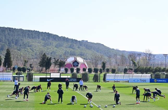 Turkish national football team prepares for UEFA play-off second leg against Hungary??????? ISTANBUL, TURKIYE - MARCH 22: Players of Turkiye s national football team attend a training session at the TFF Hasan Dogan National Teams Camp and Training Facilities ahead of the UEFA Nations League play-off second leg against Hungary in Istanbul, Turkiye on March 22, 2025. Istanbul Turkey. Editorial use only. Please get in touch for any other usage.  Copyright: x2025xAnadoluxAbdülhamidxHoÅübaÅüx