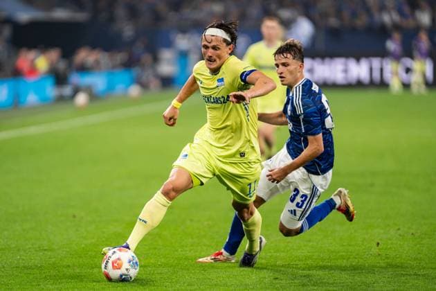 GER, 2.FBL FC Schalke 04 vs Hertha BSC Berlin 01.08.2025, Veltins Arena, Gelsenkirchen, GER, 2.FBL FC Schalke 04 vs Hertha BSC Berlin im Bild: Zweikampf zwischen Fabian Reese (Hertha BSC Berlin, 11) und Vitalie Becker (FC Schalke 04, 33)