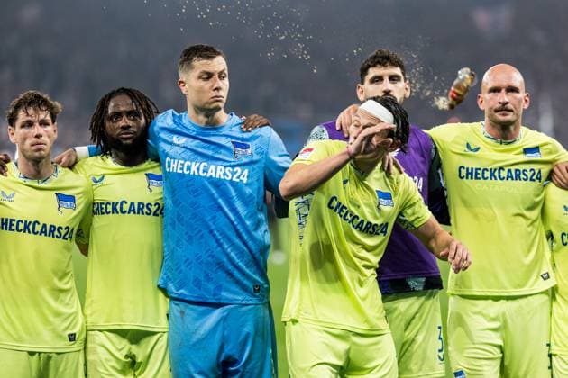 2. Fussball Bundesliga: FC Schalke 04 - Hertha BSC Berlin; 01.08.2025 Tjark Ernst (Hertha BSC Berlin, 1), Fabian Reese (Hertha BSC Berlin, 11) frustriert in der Kurve nach der Niederlage werden von einer Flasche Cola abgeworfen 2. Fussball Bundesliga: FC Schalke 04 - Hertha BSC Berlin; Gelsenkirchen, VELTINS-Arena am 01.08.2025 DFL REGULATIONS PROHIBIT ANY USE OF PHOTOGRAPHS AS IMAGE SEQUENCES AND OR QUASI-VIDEO. Copyright: xBEAUTIFULxSPORTS Wunderlx