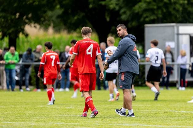 Fußball - U19 - DFB U19 Nachwuchsliga SSV Ulm 1846 Fussball U19 - FC Bayern München U19, 02.08.2025 02.08.2025, Fußball, U19, DFB U19-Nachwuchsliga, SSV Ulm 1846 Fussball U19 - FC Bayern München U19 1-2, v.l. 4 Raphael Pavlic (FC Bayern München U19), Trainer Peter Gaydarov (FC Bayern München U19) Foto: Lucca Fundel Albeck Sportplatz Baden-Württemberg Deutschland