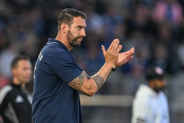 2. Liga - Arminia Bielefeld - Fortuna Düsseldorf am 02.08.2024 in der SchücoArena in Bielefeld Trainer Mitch Kniat (Bielefeld)