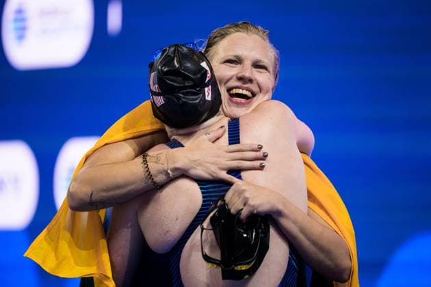 250803 Lilly King of USA and Ruta Meilutyte of Lithuania hug each other after competing in women™s 50 meters breaststroke swimming final during day 24 of the World Aquatics Championships on August 3, 2025 in Singapore. Photo: Joel Marklund BILDBYRAN kod JM JM0718 bbeng simning swimming svomming sim-vm vm sim-vm 2025 world aquatics championships 2025 dam Copyright: JOELxMARKLUND BB250803JM080