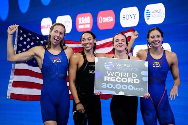 250803 Gretchen Walsh, Torri Huske, Regan Smith and Kate Douglass of USA celebrate after winning women™s 4x100 meters medley swimming relay final during day 24 of the World Aquatics Championships on August 3, 2025 in Singapore. Photo: Joel Marklund BILDBYRAN kod JM JM0718 bbeng simning swimming svomming sim-vm vm sim-vm 2025 world aquatics championships 2025 jubel Copyright: JOELxMARKLUND BB250803JM114