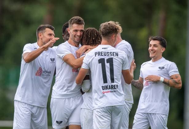 Fussball, Herren, Saison 2025 2026, Regionalliga Nordost (2. Spieltag), Hertha 03 Zehlendorf - BFC Preussen, v.l. Niklas Brandt (Preussen), Philip Fontein (Eilenburg), Shean Mensah (Preussen), Alexander Dikarev (Preussen), Ben Meyer (Preussen), Jubel nach Tor zum 0:1, 03.08. 2025, Copyright: xSebastianxRäppold MatthiasxKochx