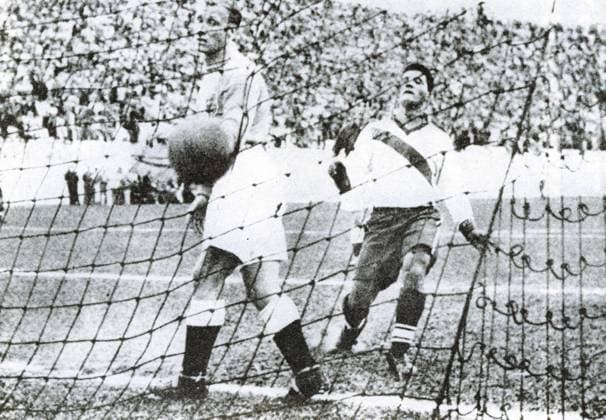 Fussballweltmeisterschaft in Brasilien Vorrunde Gruppe 2 England - USA 0:1 (0:1) Das Siegtor von Gaetjen (rechts USA). Torwart Williams (links ENG) schaut traurig dem Ball nach. 29.06.1950 in Belo Horizonte - Brasilien -Archiv
