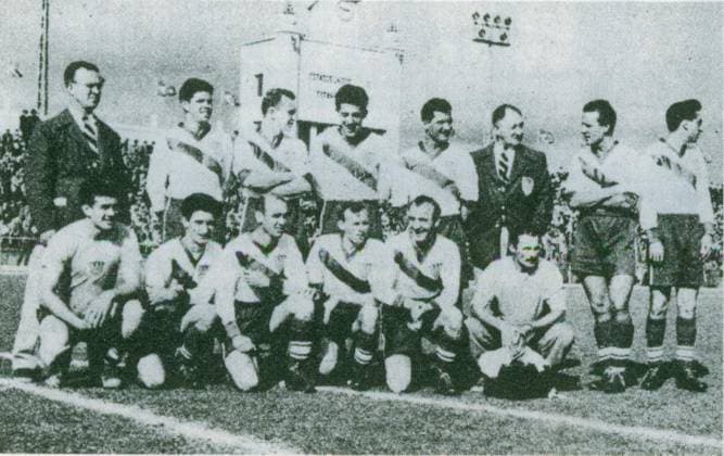 Fussballweltmeisterschaft in Brasilien Vorrunde Gruppe 2 Spanien - USA 3:1 (0:1) Die Mannschaft der USA, die in der Hauptsache aus St. Louis kam. Der Rest wurde von New York, Philadelphia und den Ponte-Delgada-River-Falls. 25.06.1950 in Curitiba - Brasilien -Archiv