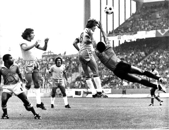 Fussballweltmeisterschaft in Deutschland Finalrunde Gruppe 2 Zaire (Kongo) - Brasilien 0:3 (0:1) Dieser Kopfball Leivinhas verfehlte sein Ziel. U.B.z. v.l. Mana (Zaire), Marinho (BRA), Rivelino (BRA), Leivinha (BRA) und Torwart Kazadi (Zaire). 22.06.1974 in Gelsenkirchen (Parkstadion) - Deutschland