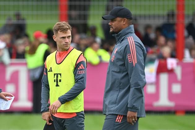 Joshua KIMMICH (Bayern Muenchen) mit Trainer Vincent KOMPANY (Bayern Muenchen). Oeffentliches Training FC Bayern Muenchen auf dem Trainingsgelaende an der Saebener Strasse am 04.08.2025. Fussball 1. Bundesliga,Saison 2025 2026.