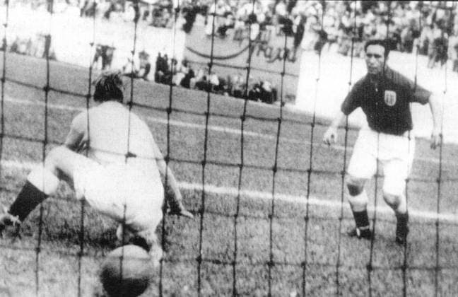 Fussballweltmeisterschaft in Brasilien Vorrunde Gruppe 2 USA - England 1:0 (1:0) U.B.z. das einzige gefallen Tor in diesem Spiel. Torwart Bert Williams (links ENG) war chancenlos. Rechts Alf Ramsey ? (ENG). 29.06.1950 in Belo Horizonte (Estadio Mineiro) - Brasilien -Archiv