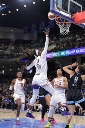 CHICAGO, IL - AUGUST 03: Kahleah Copper 2 of the Phoenix Mercury drives to the basket for a layup during the first half against the Chicago Sky on August 3, 2025 at Wintrust Arena in Chicago, Illinois. (Photo by Melissa Tamez Icon Sportswire) WNBA, Basketball Damen, USA AUG 03 Phoenix Mercury at Chicago Sky EDITORIAL USE ONLY Icon250803018