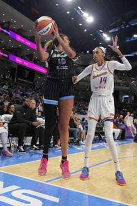 CHICAGO, IL - AUGUST 03: DeWanna Bonner 14 of the Phoenix Mercury guards Kamilla Cardoso 10 of the Chicago Sky during the first half on August 3, 2025 at Wintrust Arena in Chicago, Illinois. (Photo by Melissa Tamez Icon Sportswire) WNBA, Basketball Damen, USA AUG 03 Phoenix Mercury at Chicago Sky EDITORIAL USE ONLY Icon250803011