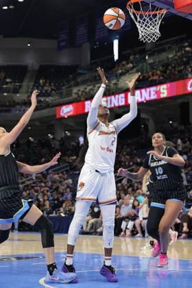 CHICAGO, IL - AUGUST 03: Kahleah Copper 2 of the Phoenix Mercury drives to the basket for a layup during the first half against the Chicago Sky on August 3, 2025 at Wintrust Arena in Chicago, Illinois. (Photo by Melissa Tamez Icon Sportswire) WNBA, Basketball Damen, USA AUG 03 Phoenix Mercury at Chicago Sky EDITORIAL USE ONLY Icon250803003