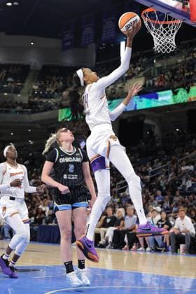 CHICAGO, IL - AUGUST 03: DeWanna Bonner 14 of the Phoenix Mercury drives to the basket for a layup during the first half against the Chicago Sky on August 3, 2025 at Wintrust Arena in Chicago, Illinois. (Photo by Melissa Tamez Icon Sportswire) WNBA, Basketball Damen, USA AUG 03 Phoenix Mercury at Chicago Sky EDITORIAL USE ONLY Icon250803016