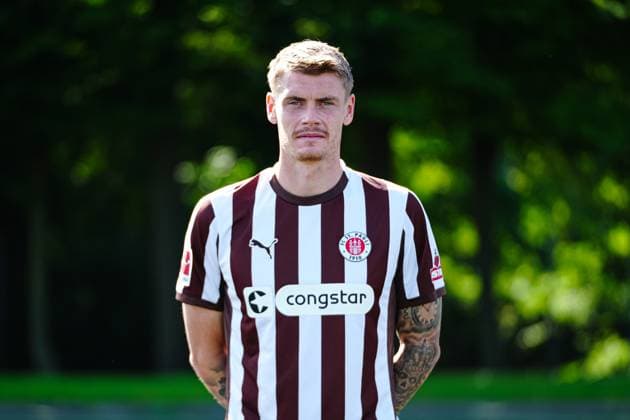 Eric Smith (FC St. Pauli, 08) GER, FC St. Pauli, Fussball, 1. Bundesliga, Portraettermin 2025 2026, 05.08.2025 GER, FC St. Pauli, Fussball, 1. Bundesliga, Portraettermin 2025 2026, 05.08.2025 Hamburg Copyright: xEibner-Pressefoto MarcelxvonxFehrnx EP_MFN