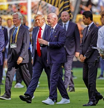 13.07.2025, FIFA Club World Cup 2025, Finale: Chelsea FC - Paris St. Germain, im MetLife Stadium (East Rutherford, NJ), Siegerehrung nach dem Spiel. Ehrengäste kommen nach dem Spiel zur Siegerehrung auf den Platz, v.li: US-Präsident Donald Trump, Gianni Infantino (FIFA-Präsident), Nasser Al-Khelaifi (re, Präsident Paris St. Germain).