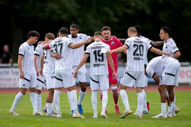 Spieler vom SV Sandhausen (SVS), schwören sich mit einem Mannschaftskreis vor dem Anpfiff ein, Kreis, Teamkreis, Konzentration, Kameradschaft, Ansprache, Motivation, 05.08.2025, Heidelberg (Deutschland), Fussball, bfv-Rothaus-Pokal, 3. Runde, SG HD-Kirchheim - SV Sandhausen