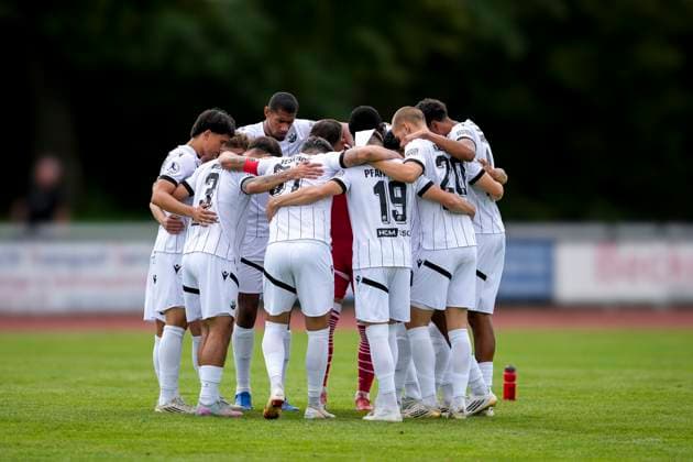 Spieler vom SV Sandhausen (SVS), schwören sich mit einem Mannschaftskreis vor dem Anpfiff ein, Kreis, Teamkreis, Konzentration, Kameradschaft, Ansprache, Motivation, 05.08.2025, Heidelberg (Deutschland), Fussball, bfv-Rothaus-Pokal, 3. Runde, SG HD-Kirchheim - SV Sandhausen