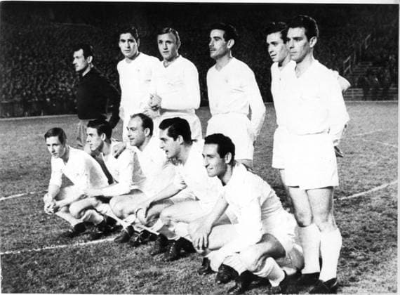 Fussball Spanien Am 28. Mai steht die Mannschaftdes FC Barcelona, Barca im Endspiel um den Europapokal in Bruessel gegen Mailand. U.B.z. stehend v.l. Alonso, Marquitos, Santamaria, Lesmes, Santisteban, Zarraga; knieend v.l. Kopa, Mateos (Matoos?), Di Stefano, Rial und Gento. 1958 !ACHTUNG AUFNAHMEDATUM GESCHÄTZT!