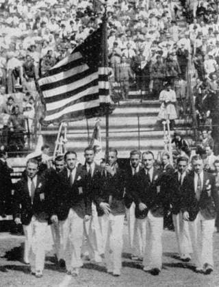 Fussballlaenderspiel (Play-Off) Qualifikationsspiel zur Weltmeisterschaft, Gruppe 11 USA - Mexiko 4:2 (2:1) B.z. die Spieler der USA marschieren mit wehenden Fahnen in das Stadion. 24.05.1934 in Rom - Italien -Archiv