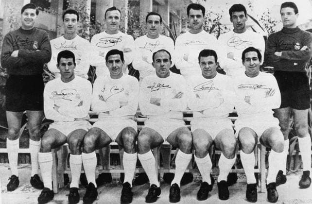 Fussball Spanien Eine Mannschaft von Real Madrid. U.B.z. stehend v.l. J. Vicente, Isidro?, Santamaria, Casado, ?, Pachin und Torwart Alonso; sitzend v.l. ?, ?, Alfredo di Stefano, Ferenc Puskas und Francisco Gento. ca. Ende 1950er Jahre !ACHTUNG AUFNAHMEDATUM GESCHÄTZT!