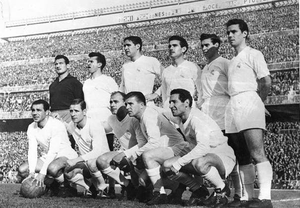 Fussball Spanien Eine Mannschaft von Real Madrid. U.B.z. stehend v.l. Torwart Alonso, ?, ?, ?, Vidal, Zarraga; hockend v.l. ?, Raymond Kopa, Alfredo di Stefano, Ferenc Puskas und Gento. !ACHTUNG AUFNAHMEDATUM GESCHÄTZT!