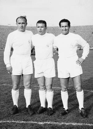 Fussball Spanien Drei Spieler von Real Madrid. U.B.z. v.l. Alfredo di Stefano, Ferenc Puskas und Francisco Gento. 1960er Jahre !ACHTUNG AUFNAHMEDATUM GESCHÄTZT!
