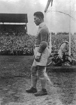 Fussballlaenderspiel Freundschaftsspiel Deutschland - Tschechoslowakei 2:1 (1:0) U.B.z. Torwart Frantisek Planicka (TCH) beobachtet das Spielgeschehen. 26.05.1935 in Dresden (DSC-Stadion am Ostragehege) - Deutschland