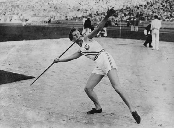 Olympische Sommerspiele in Los Angeles Leichtathletik Speerwurf der Frauen U.B.z. Goldmedaillengewinnerin Mildred Ella Didrikson Zaharias (Babe Didrikson USA) beim Speerwurf. 1932 in Los Angeles (Coliseum) - USA !ACHTUNG AUFNAHMEDATUM GESCHÄTZT!