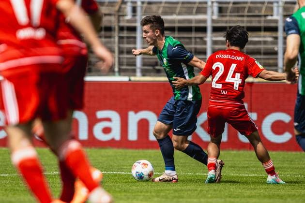 09.08.2025, xkwix, Fußball, Regionalliga West, FC Gütersloh - Fortuna Düsseldorf 2, Ohlendorf Stadion im Heidewald: Simon Vu (Fortuna Düsseldorf II 24) im Zweikampf gegen Aleksandar Kandic ( FC Gütersloh 27 ) NRW Deutschland