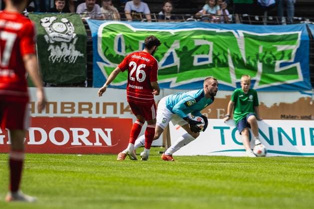09.08.2025, xkwix, Fußball, Regionalliga West, FC Gütersloh - Fortuna Düsseldorf 2, Ohlendorf Stadion im Heidewald: Tim Matuschewsky ( FC Gütersloh 12 ) im Zweikampf gegen Deniz Bindemann (Fortuna Düsseldorf II 26) NRW Deutschland