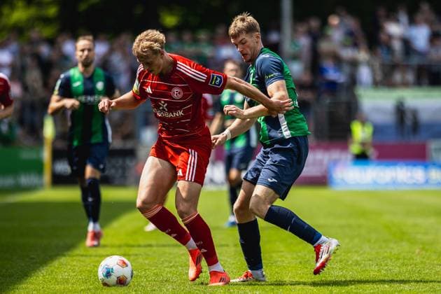 09.08.2025, xkwix, Fußball, Regionalliga West, FC Gütersloh - Fortuna Düsseldorf 2, Ohlendorf Stadion im Heidewald: Luis Frieling ( FC Gütersloh 21 ) im Zweikampf gegen Leo Mirgartz (Fortuna Düsseldorf II 17) NRW Deutschland