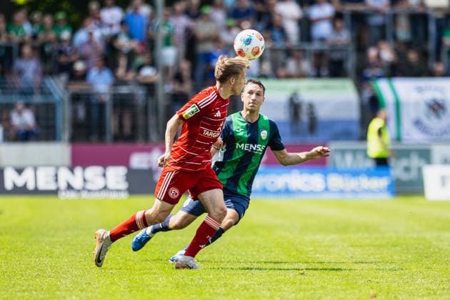 09.08.2025, xkwix, Fußball, Regionalliga West, FC Gütersloh - Fortuna Düsseldorf 2, Ohlendorf Stadion im Heidewald: Leo Mirgartz (Fortuna Düsseldorf II 17) im Zweikampf gegen Fynn Arkenberg ( FC Gütersloh 33 ) NRW Deutschland
