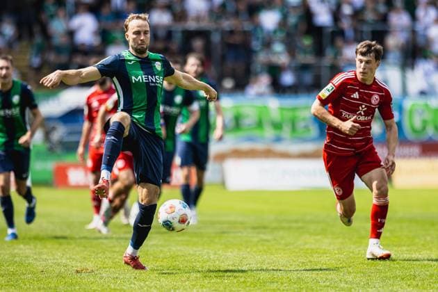 09.08.2025, xkwix, Fußball, Regionalliga West, FC Gütersloh - Fortuna Düsseldorf 2, Ohlendorf Stadion im Heidewald: Maksym Len (Fortuna Düsseldorf II 21)im Zweikampf gegen Julius Langfeld ( FC Gütersloh 10 ) NRW Deutschland