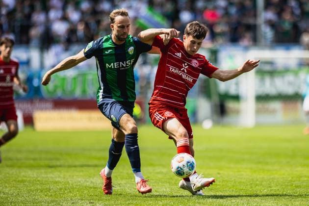 09.08.2025, xkwix, Fußball, Regionalliga West, FC Gütersloh - Fortuna Düsseldorf 2, Ohlendorf Stadion im Heidewald: Maksym Len (Fortuna Düsseldorf II 21)im Zweikampf gegen Julius Langfeld ( FC Gütersloh 10 ) NRW Deutschland