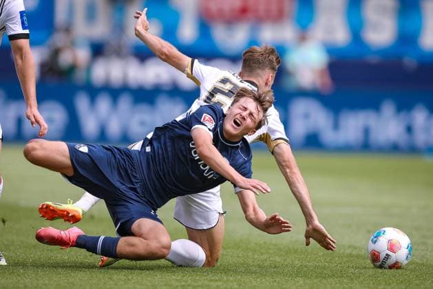 10.08.2025, Fußball, VfL Bochum - SV Elversberg, 2. Fußball Bundesliga, Vonovia Ruhrstadion, Saison 2025 2026: Kacper Koscierski (VfL Bochum 35) im Zweikampf gegen Tom Zimmerschied (Elversberg 29) DFB regulations prohibit any use of photographs as image sequences and or quasi-video. Nordrhein-Westfalen Deutschland
