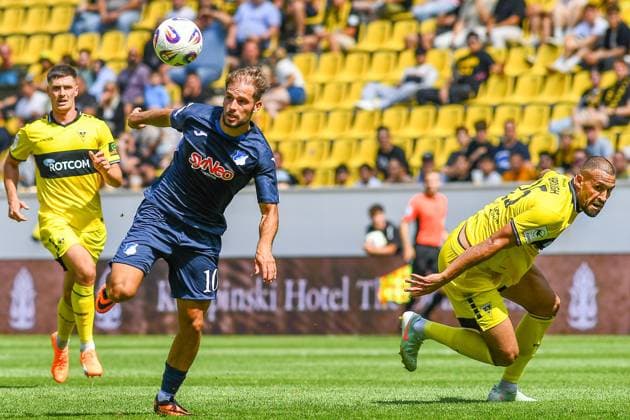 v.li.: Luca Duric (TSG II, 10), Lamar Yarbrough (Alemannia Aachen, 25), Zweikampf, Duell, duel, tackle, tackling, Dynamik, Action, Aktion, 09.08.2025, Aachen (Deutschland), Fussball, 3. Liga, TSV Alemannia Aachen - TSG Hoffenheim II, Fussball, 3. Liga, TSV Alemannia Aachen - TSG Hoffenheim II, DFB DFL REGULATIONS PROHIBIT ANY USE OF PHOTOGRAPHS AS IMAGE SEQUENCES AND OR QUASI-VIDEO.