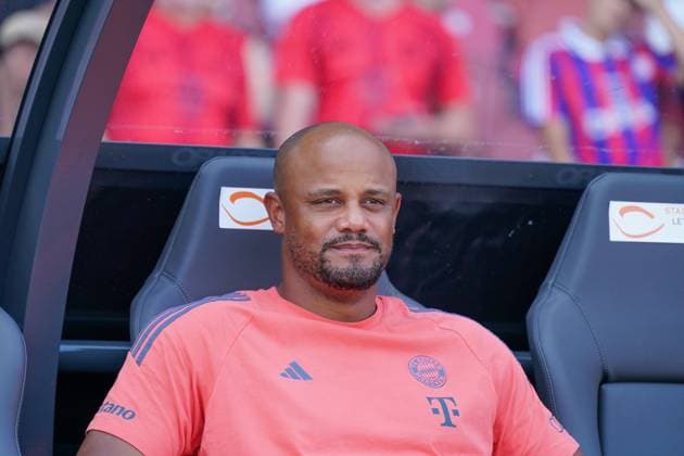 Schweiz: Fussball Vereine Freundschaftsspiele 2025 26 - Grasshopper Club Zürich (GC) vs FC Bayern München - Letzigrund (Zürich): Vincent Kompany (Trainer, FC Bayern München) Zürich Kanton Zürich Schweiz Copyright: xJOERANxSTEINSIEKx