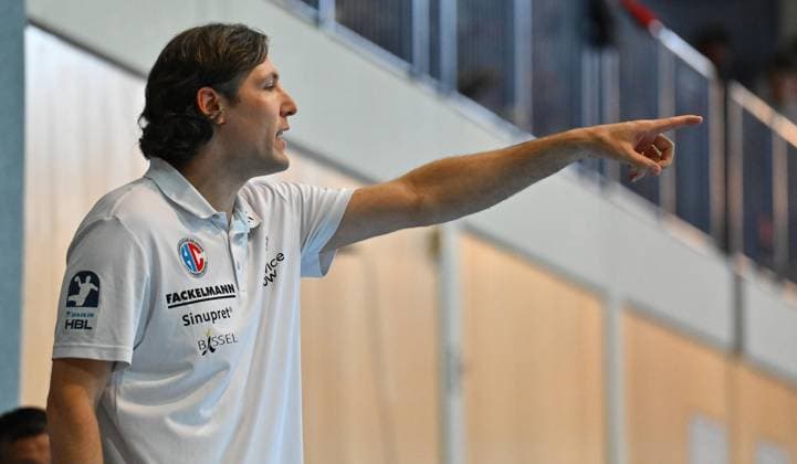 13.08.2025 - Handball - Saison 2025 2026 - Testspiel - Freundschaftsspiel : HC Erlangen HCE - TV Großwallstadt - - xwoxzix - Johannes Sellin ( Trainer HC Erlangen HCE ) zeigt deutet