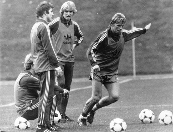 Fussball Deutschland Training der deutschen Nationalmannschaft. U.B.z. v.l. Klaus Fischer, Karl-Heinz Rummenigge (sitzend), Bernd Schuster und Bernd Foerster. !ACHTUNG AUFNAHMEDATUM GESCHÄTZT!