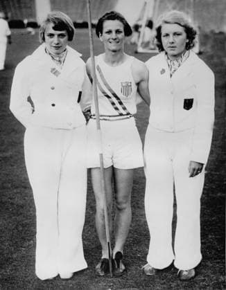 Olympische Sommerspiele in Los Angeles U.B.z. die drei Leichtathletinnen Tilly Fleischer (Deutschland) Mildred Ella Didrikson Zaharias (Babe Didrikson USA) und Ellen Braumueller (Deutschland). 1932 in Los Angeles (Coliseum) - USA !ACHTUNG AUFNAHMEDATUM GESCHÄTZT!