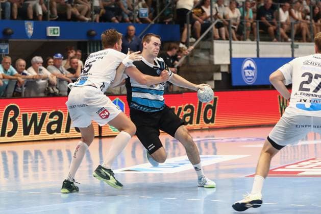 15.08.2025, xgox, Handball, Wartburg Cup, ThSV Eisenach - Skanderborg Handbold emspor v.l. Emil Laerke (Skanderborg, 15), Max Beneke (Eisenach) Zweikampf, Duell, Kampf, tackle Eisenach