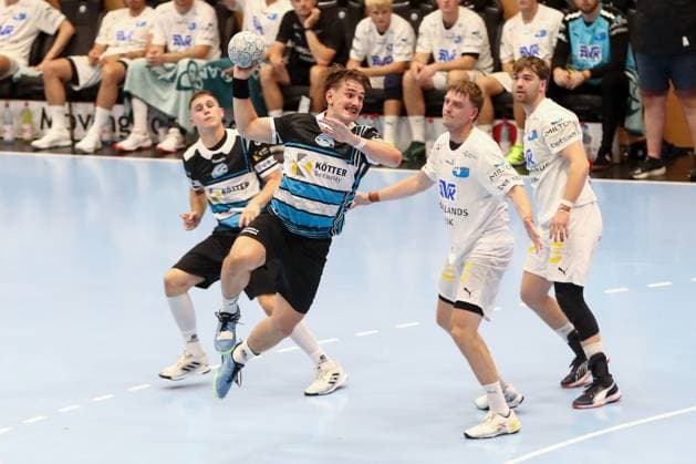 15.08.2025, xgox, Handball, Wartburg Cup, ThSV Eisenach - Skanderborg Handbold emspor v.l. Felix Aellen (Eisenach, 22) wirft Tor, Torschuetze, erzielt Tor, Treffer, scores the goal Eisenach