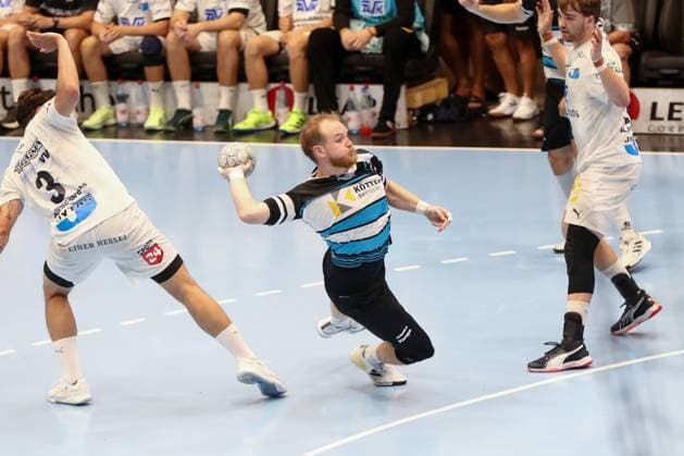 15.08.2025, xgox, Handball, Wartburg Cup, ThSV Eisenach - Skanderborg Handbold emspor v.l. Donni Kristjansson (Skanderborg, 3), Peter Walz (Eisenach, 14) wirft Tor, Torschuetze, erzielt Tor, Treffer, scores the goal Zweikampf, Duell, Kampf, tackle Eisenach